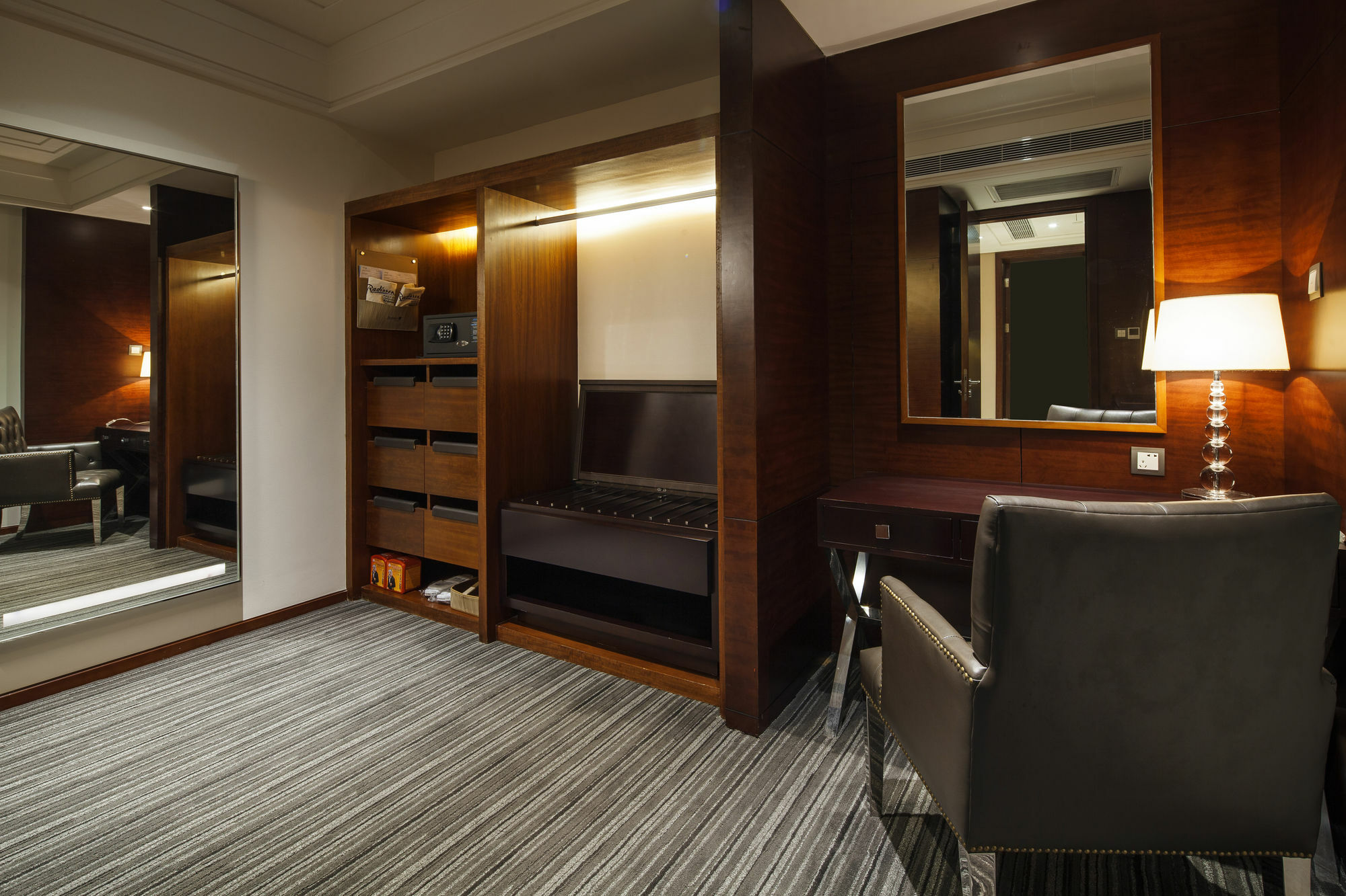 Radisson Blu Plaza Chongqing - Free 2 Bottle Of Local Beer Per Room During Stay Екстер'єр фото